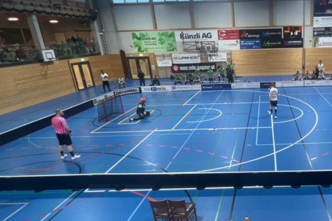 ...und wo ist Nuglars Goali Binggeli bei der ersten Ballberührung von Aaron Abbühls Penalty?