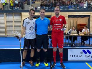 Bestplayer Mat(t)hias Keller und Otti umrahmen den untadeligen Schiedsrichter Roland Kaiser