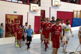 Angeführt von Schiedsrichter Schoch betreten die Gladiatoren die Arena