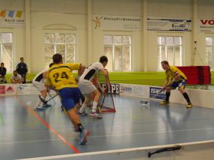 Capatt (11) und Neuhaus (24) prüfen die Gossauer Abwehr (L. Widmer und Wintsch)