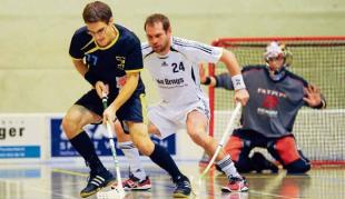 Bäretswils David Schmid im Zweikampf mit Lukas Leimbacher.