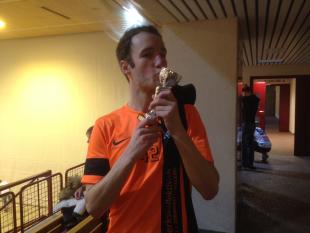 Topskorer Linus Widmer mit dem Pokal für den Gruppensieg