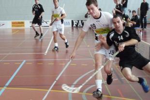 Nicky Walther im Zweikampf mit Lengnaus Meier, aufmerksam beobachtet von Basil Widmer.