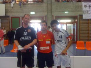 Klaus Ritter (Kappelen Nr. 31) und James Bücheler (Gossau Nr. 41), die Zelleroni-Bestplayers umrahmen den untadeligen Schiedsrichter Egger.