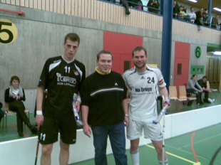 V. Müller (11) und Captain Lukas «Leimi» Leimbacher umrahmen den Zelleroni- Bestplayer Sponsor Stefan Zellweger